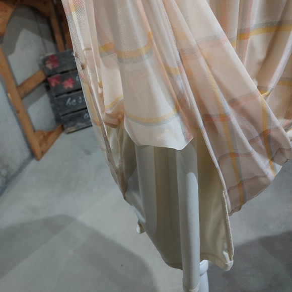 Womans flowing sleeveless top - Picture 5 of 11